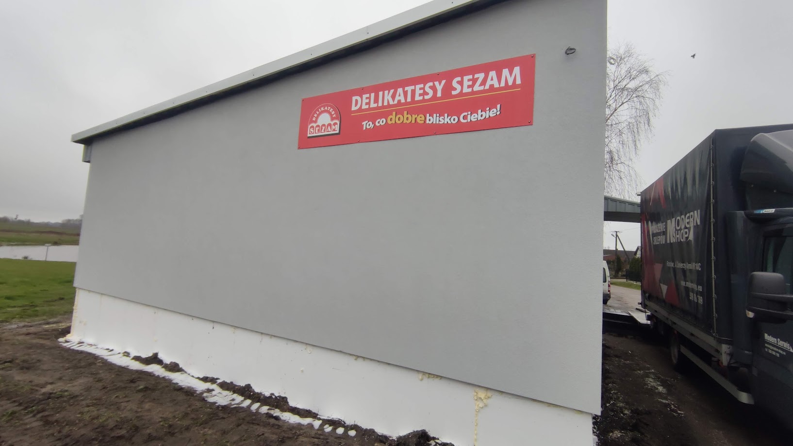 Projekt sklepu Delikatesy Sezam – harmonijna współpraca z identyfikacją wizualną marki.